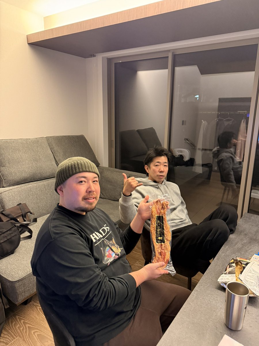 kasashou11's tweet photo. 清水代表と仲間と新年会

15時から早朝4時まで🍺

3月発売開始予定のスーパートゥルーパー、2027年発売のブルーローズの最終プロトロッドが完成しました✨！

イベント、展示会等で実際手に取っていただきご体感ください！

#ssylabel #シーレーベル #スーパートゥルーパー #ブルーローズ #びびはなれ https://t.co/Bz9pLyHJU7