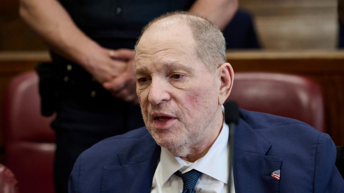 officer_Lew's tweet image. Wild how 'entertainment news' pages like @TMZ obsess over every @NICKIMINAJ move…tweets, articles, nonstop criticism…but go radio silent on Jay-Z's name popping up in the Epstein files. Not one mention. Crickets. 🤔