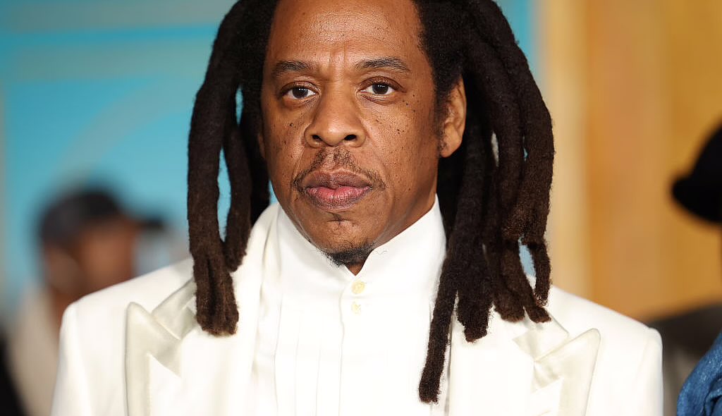 officer_Lew's tweet image. Wild how 'entertainment news' pages like @TMZ obsess over every @NICKIMINAJ move…tweets, articles, nonstop criticism…but go radio silent on Jay-Z's name popping up in the Epstein files. Not one mention. Crickets. 🤔