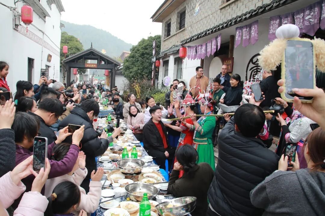 zhulong69167306's tweet photo. Discover the true flavor of the New Year in Muchun! Join the immersive pig-catching fun sports. The Long Table Banquet offers fragrant rice wine and steaming hot stew. It’s full of rural charm community vibes, bringing extra warmth to this winter season. #Longyou #Muchun https://t.co/1zqLPT89Ln