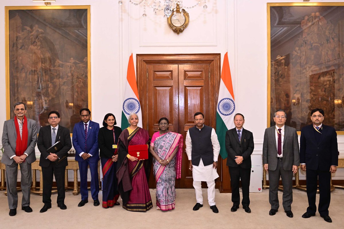 thetheorist_in's tweet photo. #TTPics 

Union Finance Minister Nirmala Sitharaman meets President of India Droupadi Murmu ahead of presenting Union Budget 2026 on Sunday.

#BudgetSession2026 #UnionBudget #NirmalaSitharaman #DroupadiMurmu https://t.co/1tyG1lpPsm