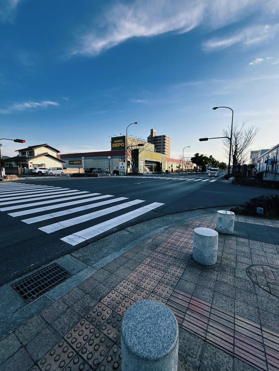 ofuji_mogmog's tweet photo. 1月の歩数⇨4,865歩/日
てくてく写真も載せていけたらいいな〜と思いフォルダを見たけど、1月はこれしか撮ってなかった💭💭
秋冬は空気が澄んで空が高く感じる。夏の力強さとはまた違い、とても清々しいね!
ではでは、おさんぽ報告待ってます!
#とほ歩 #roams https://t.co/puhfnhKycR