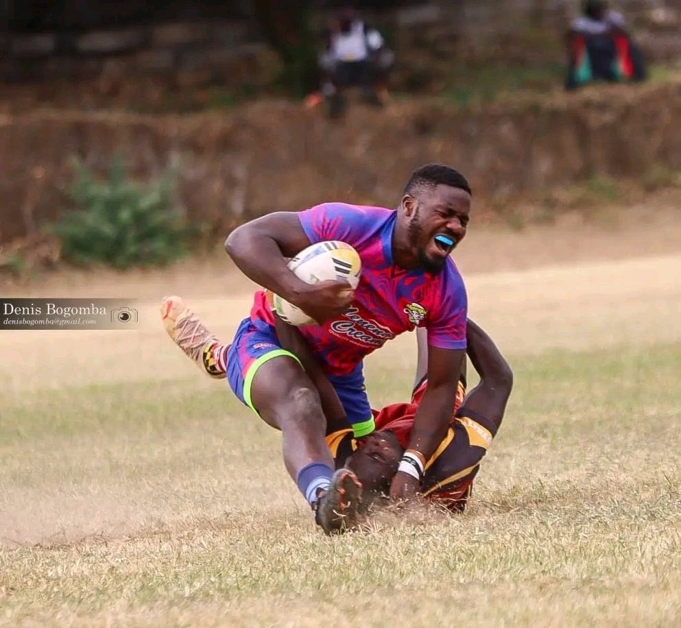 2njerii's tweet photo. To every ref that thrives in endangering players life mtombwe. Mbwa Malaya takataka Ghasia . I’m so bitter coz this is my pal who can’t walk . A ref said it’s a yellow card instead of red card. Fuck that Victor and every ref that was in this game . https://t.co/cwQyBpWqjz