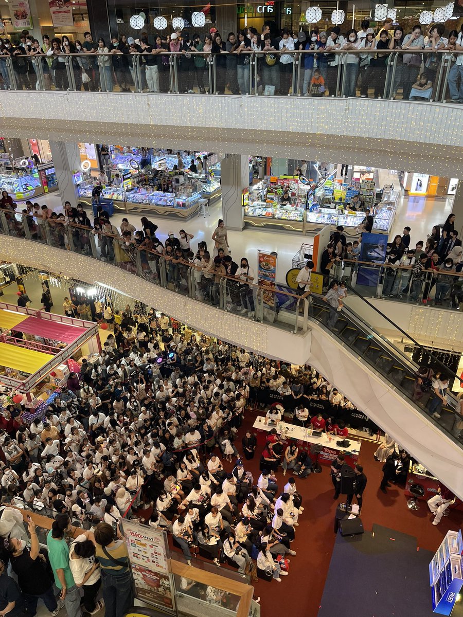 PandaFoEngFa's tweet photo. ขนลุกวะ พลังรักของชาล็อตจริงๆ 💙

#TOPSHOMEANDBABYFAIR2026 #TOPSTHAILAND 
#ชาล็อตออสติน #CharlotteAustin https://t.co/2sOoTsUEyY