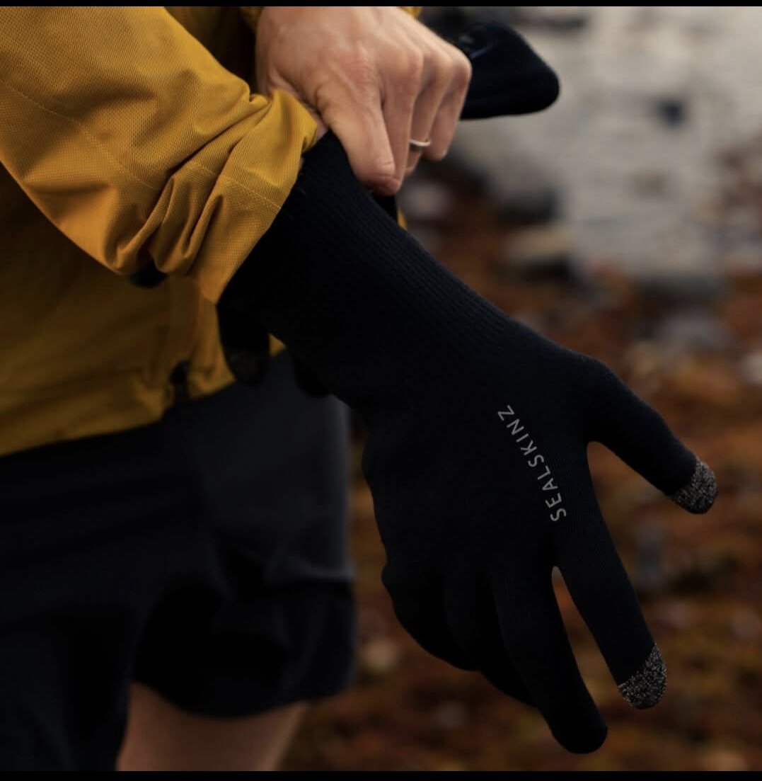 VmgShop's tweet photo. Rain won’t stop the session
Sealskinz 🦭waterproof gloves, socks &amp; bunnies keep you warm &amp; dry even on the wettest training days 🌧️⛵️
Performance you can rely on
Find yours @VmgShop @sealskinz
🔗https://t.co/u0Fy698dHE
#rainydays #FEBRUARY #SundayVibes #SundayMotivation #vmgshop https://t.co/SSg2CKeoRw