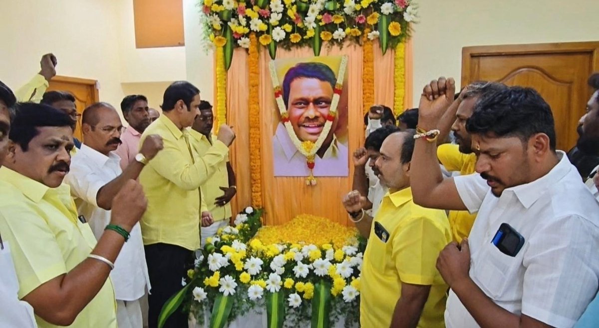 draramadoss's tweet photo. மறைந்த வன்னியர் சங்கத் தலைவர் மாவீரன் ஜெ.குரு அவர்களின் 65-ஆவது பிறந்தநாளை முன்னிட்டு அவரின் திருவுருவப் படத்திற்கு மலர் தூவி மரியாதை செலுத்திய போது.! https://t.co/RKnRB4AwJn