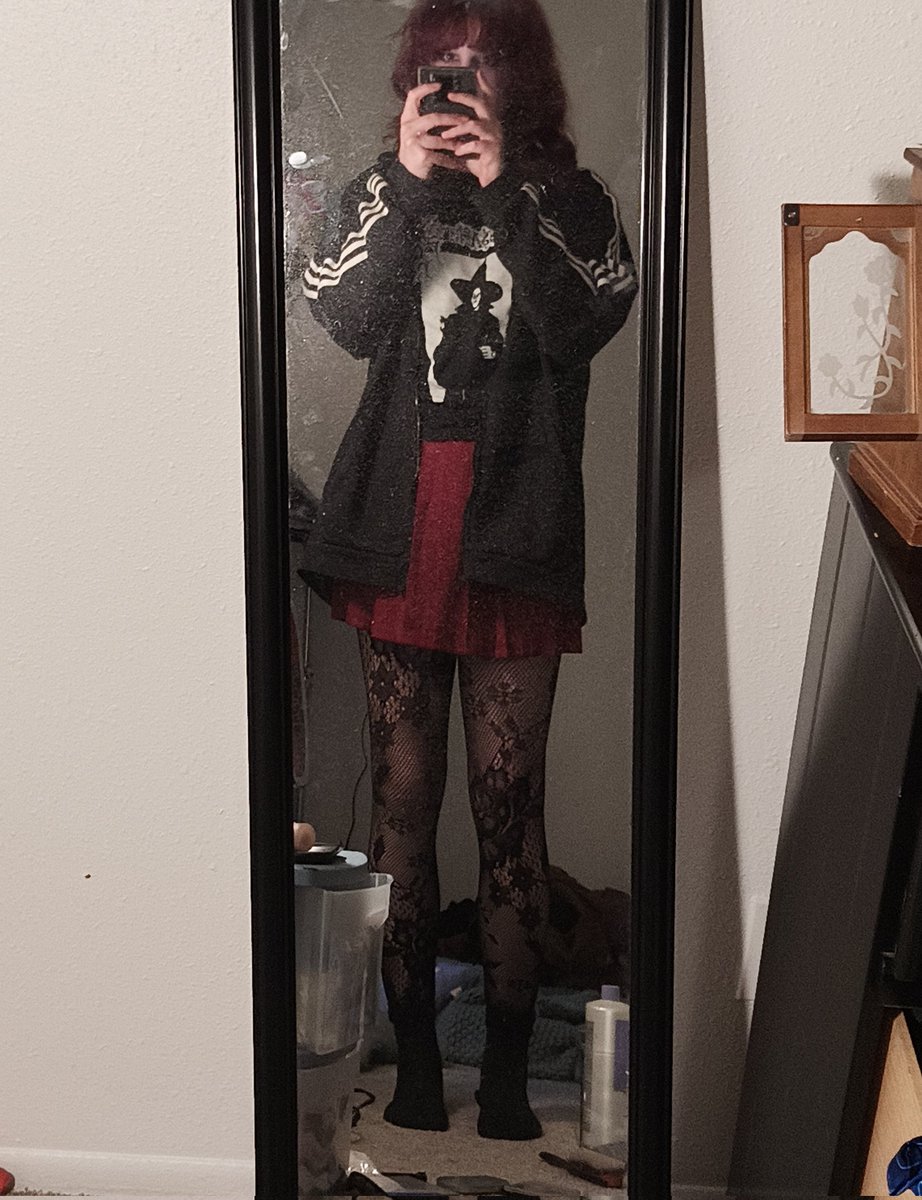 brie_facemelter's tweet image. go, my amazonbasics skirt