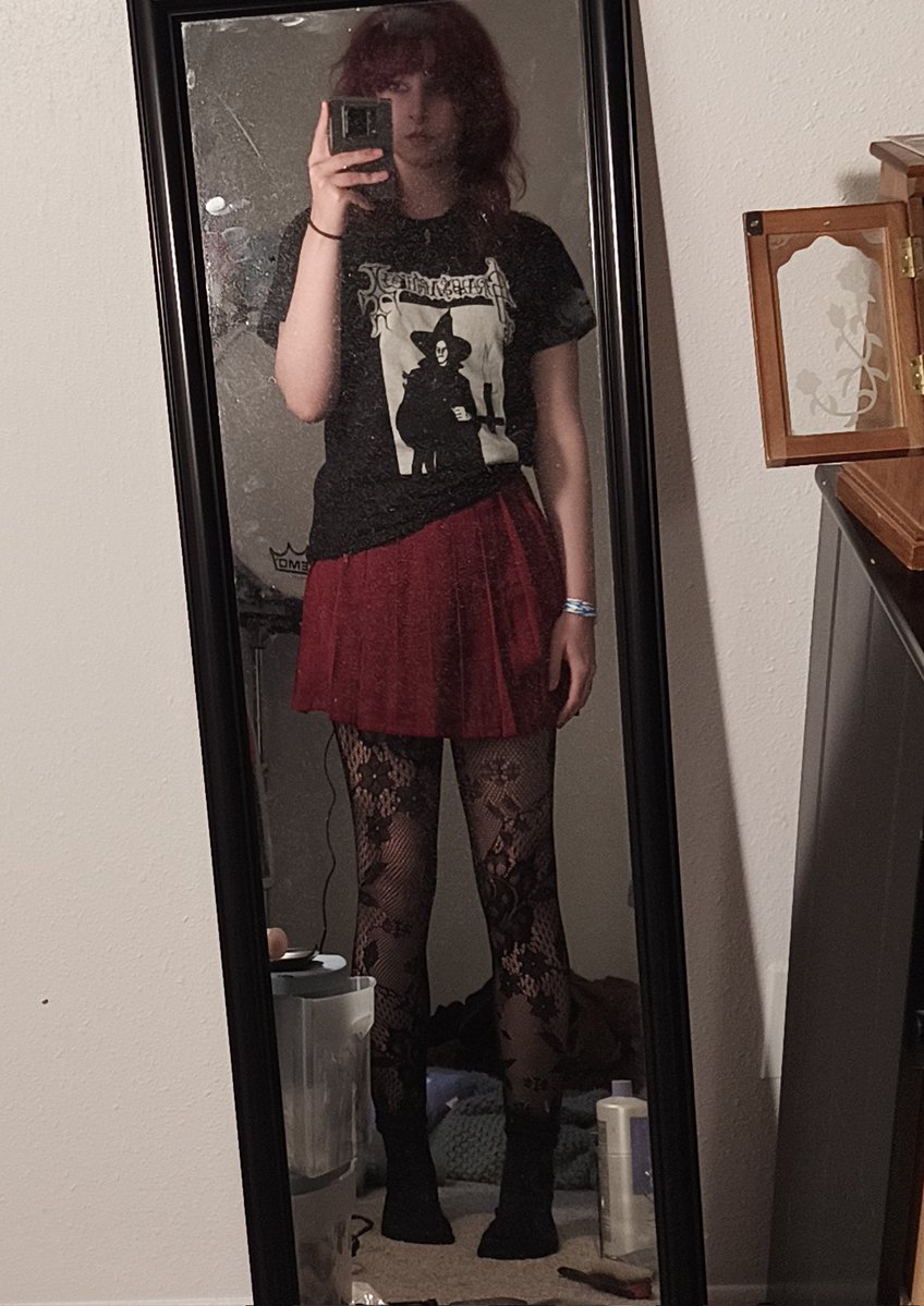 brie_facemelter's tweet image. go, my amazonbasics skirt