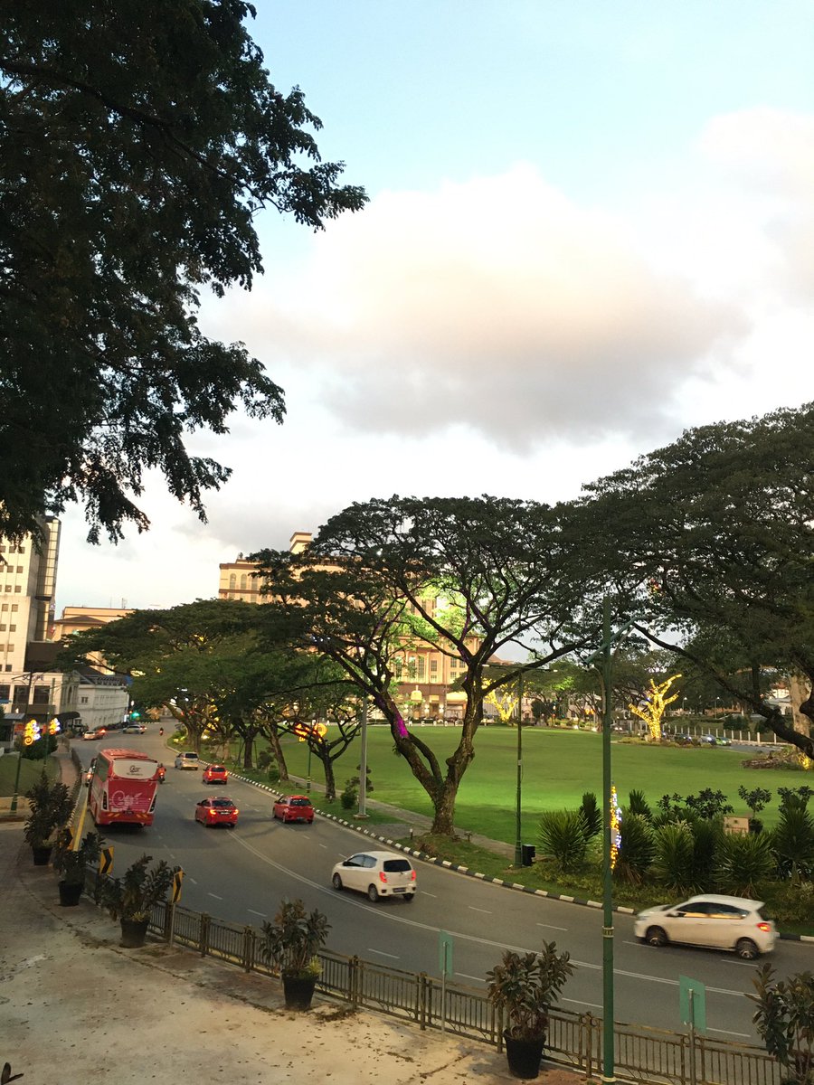 zdkskjii's tweet photo. 3 hari kemarin melipir sebentar ke negara tetangga. Healing singkat setelah tahun kemarin bekerja bagai kuda. Ini juga sekaligus pertama kalinya utk aku trip ke luar negeri. Alhamdulillah happyyyyy 🥹🥹 Semoga Allah kasih lagi rezeki lebih untuk jalan-jalan selanjutnya 🥹❤️✨ https://t.co/CzdhlJg2cE