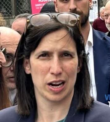 La colpa è del governo che non ha saputo organizzare la sicurezza!!! Io ho finito gli epiteti da assegnarle. Quando non si ha parvenza di dignità! Indecente.