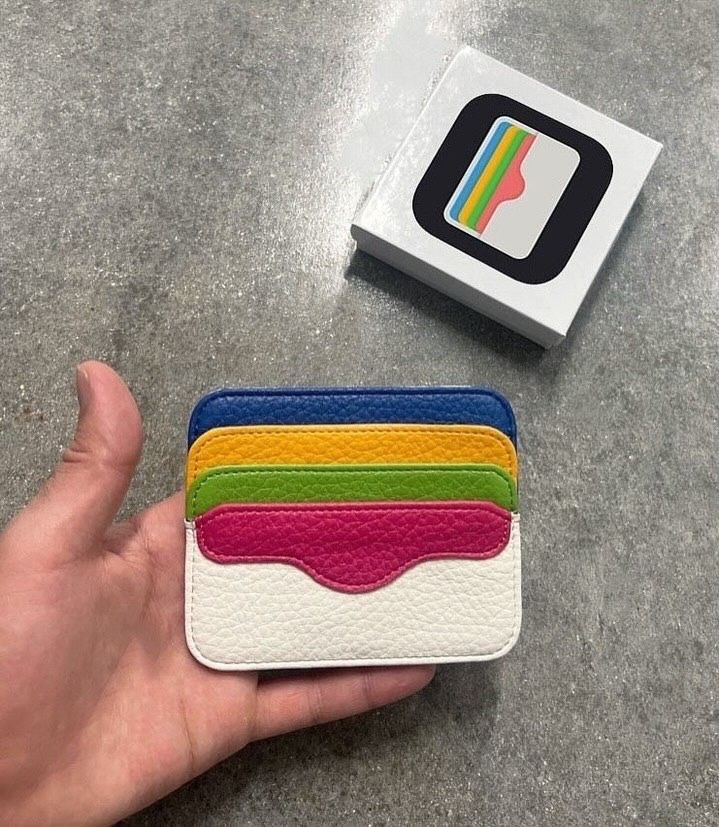 Designer custxmstudios vividly realised the Apple Wallet.