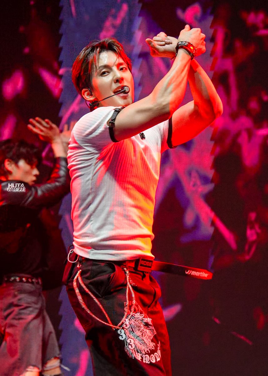 hutabreeze's tweet image. 260116 HOOK - WHO KING BANGKOK D1  
❤️❤️🔥

#허타람찌 #민혁 #이민혁 #LEEMINHYUK #HUTA #비투비 #BTOB @btob2mh