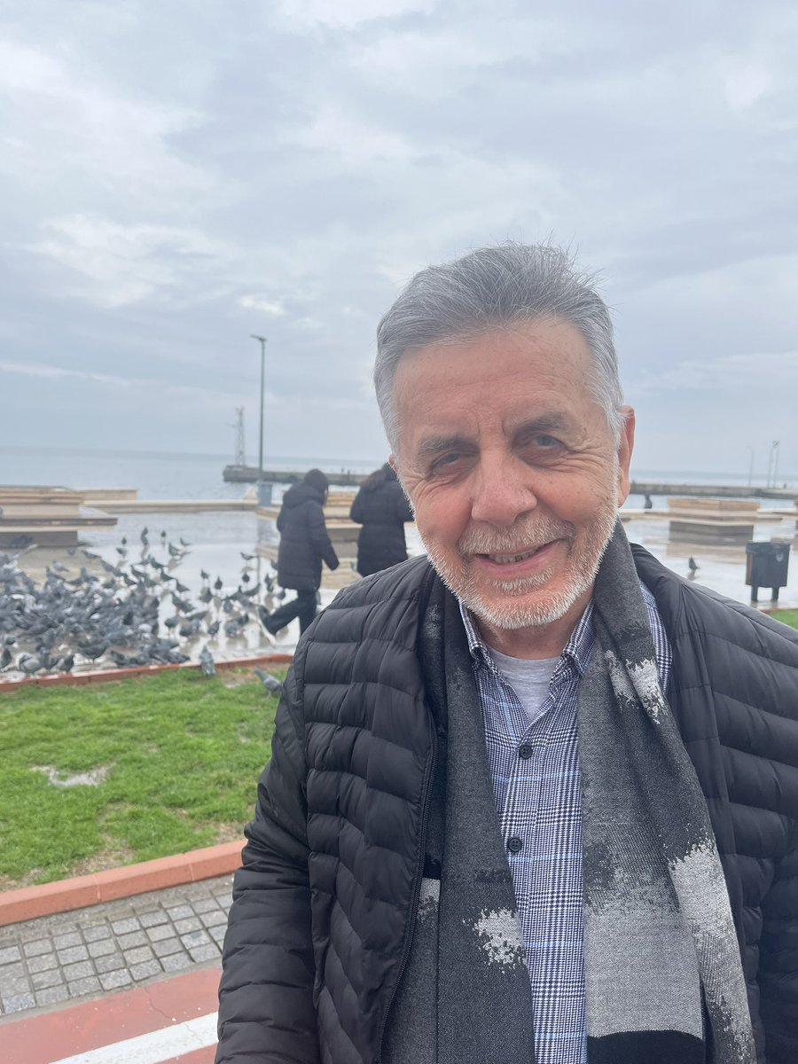 İğrençlik dosyaları gündemi ile siyasi ve ekonomik gündem arasında kurduğumuz her bağlantı, yaşadığımız dünyaya güvenimizi azaltıyor, ayağımızın altındaki toprak kayıyor izlenimi meydana getiriyor. Ben kendi adıma çareyi olabildiğince işime, kitaplara, maneviyata ve emin olduğum