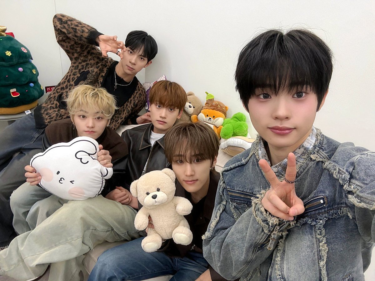 TIOT_NOW's tweet photo. [#TIOT]
로티랑 함께 달려온 MY PRIDE 활동🩷
오늘은 맛있는 저녁 먹자🥰

#티아이오티 #MY_PRIDE
#김민성 #KIMMINSEOUNG
#금준현 #KUMJUNHYEON
#홍건희 #HONGKEONHEE
#최우진 #CHOIWOOJIN
#신예찬 #SHINYECHAN https://t.co/0lyMPZBdvx