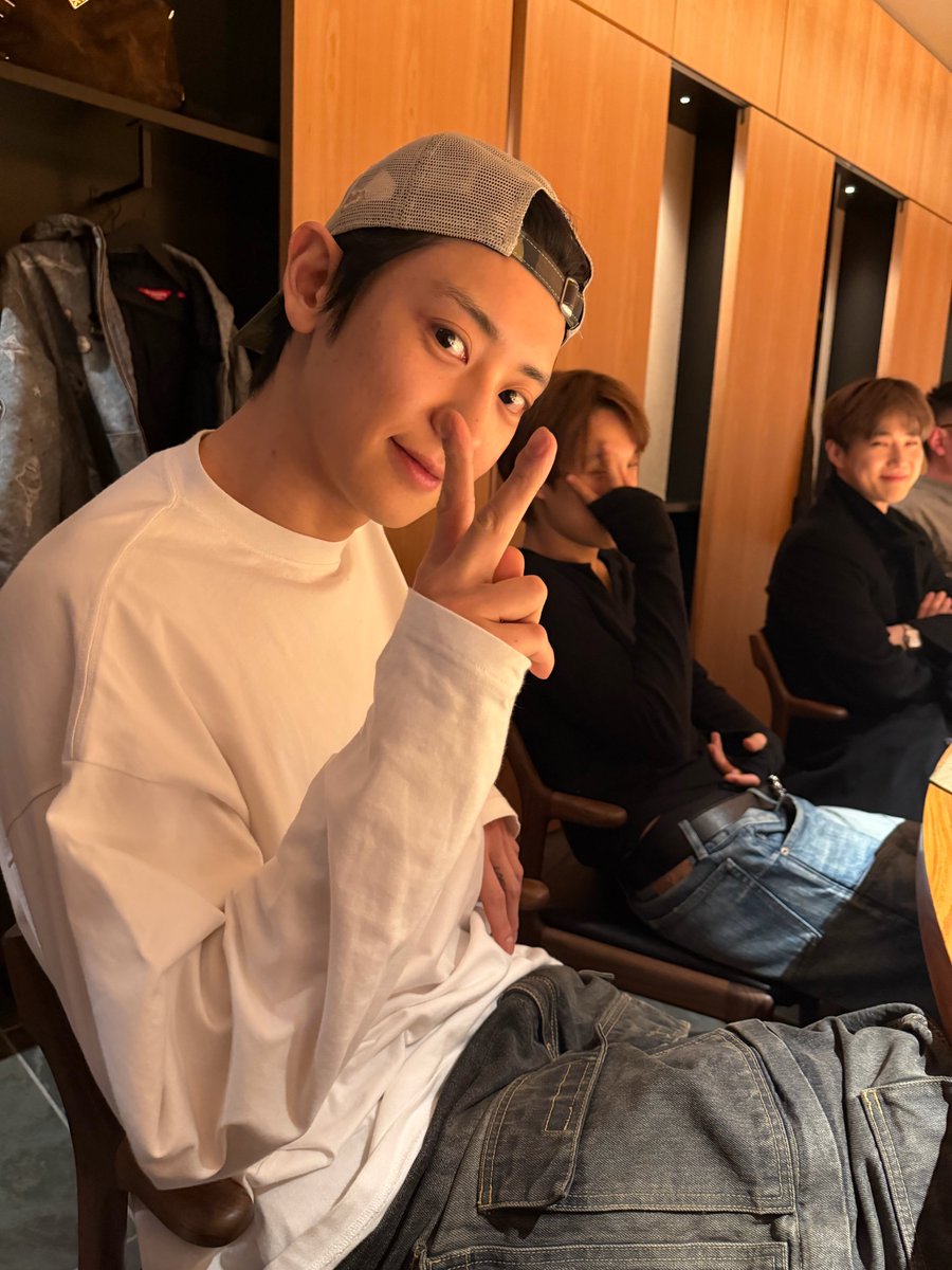 260201 sehun 🧼💌

“wow, seriously, what is this?”
“congratulations again and again and again (on 1st place for 'crown')”
“why am i getting congratulated so much”
(photo of chanyeol, jongin, and junmyeon)