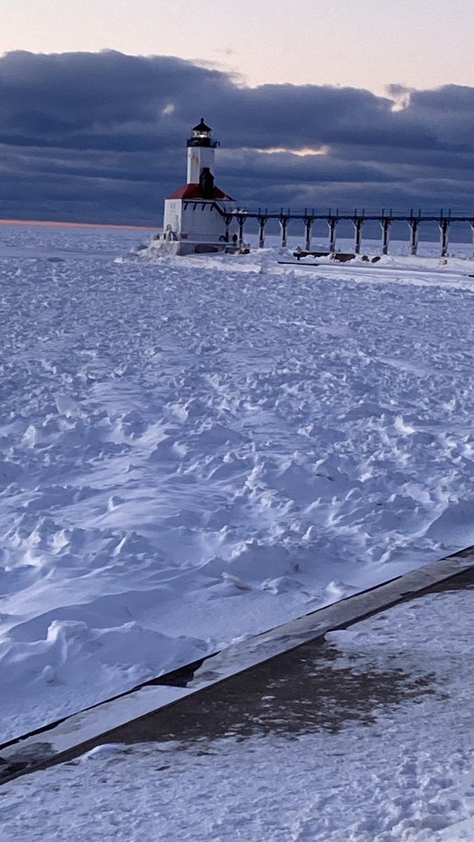 SYS329's tweet photo. Lake Michigan frozen https://t.co/vx98tzGtIG
