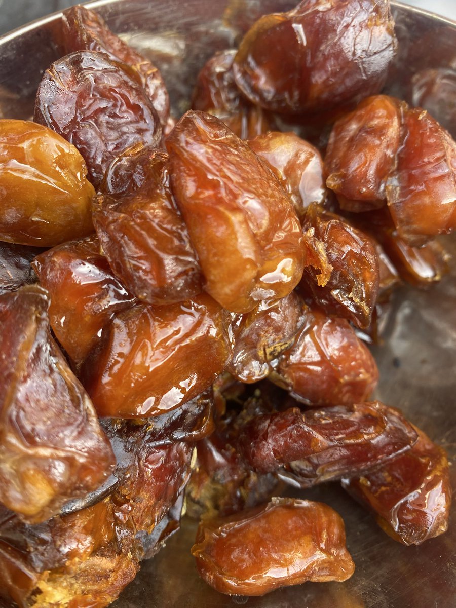 RANOF_'s tweet image. كثير مانسمع عن الليزر رغم عدم معرفتنا واود الرد بهذه المناسبه مزرعتنا للوالد وهو دكتورصيدلي من الدفعات الخريجه للملك سعود الاوائل واللذين احيو المستودعات للأدويه بوازرة الصحه بكل شرف وامانه وهو الان يحيى مزرعته بنفسه وانا بيطري اشرف على الاسمده الطبيعيه ولله الحمد سماد طبيعي ١٠٠٪