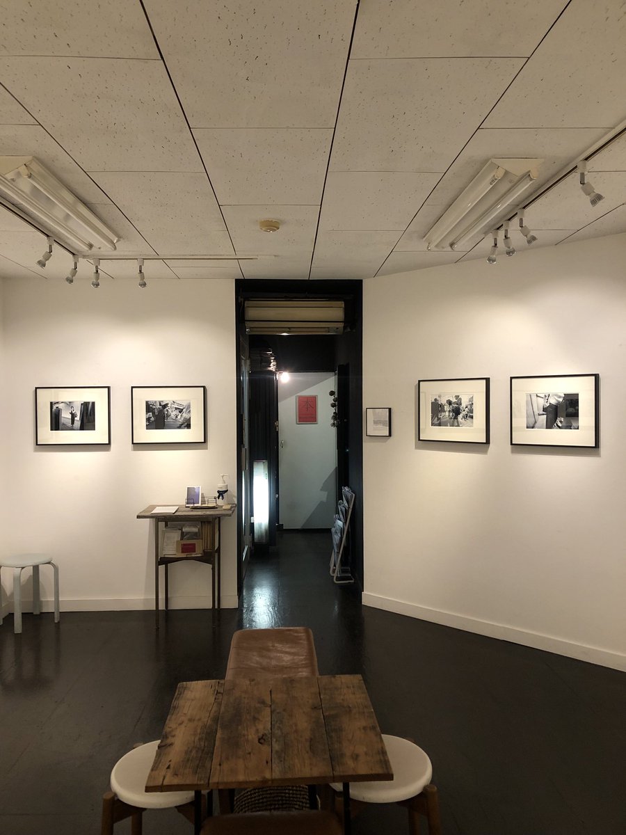 InfoJunktion's tweet image. サードディストリクトギャラリーでは牟田義仁写真展「copypasta」が2月8日（日）まで会期中無休で開催中です。
個の眼差しからカメラの視野を解放する、ノー・ファインダー撮影のストリート・スナップショットによる写真（史）再考の試み。
是非ご覧ください。
3rddg.com