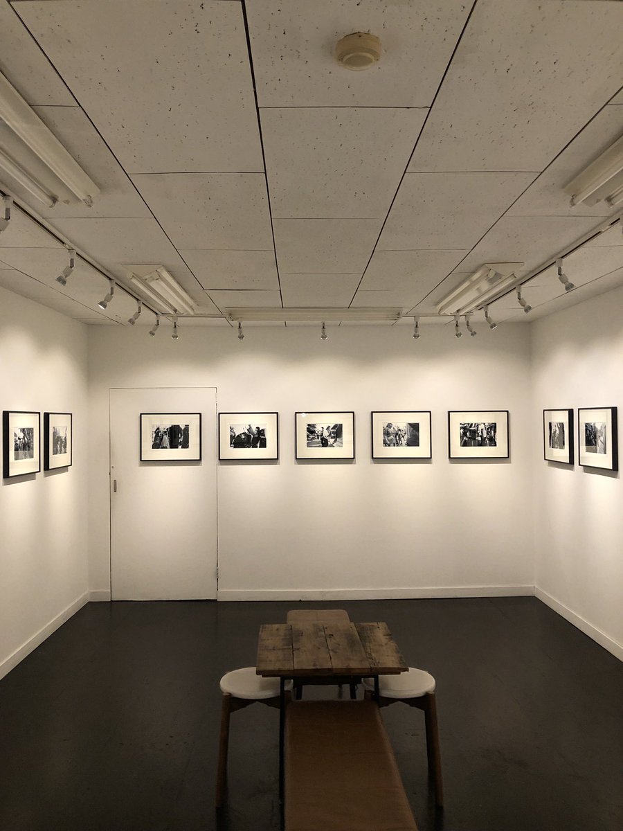 InfoJunktion's tweet image. サードディストリクトギャラリーでは牟田義仁写真展「copypasta」が2月8日（日）まで会期中無休で開催中です。
個の眼差しからカメラの視野を解放する、ノー・ファインダー撮影のストリート・スナップショットによる写真（史）再考の試み。
是非ご覧ください。
3rddg.com