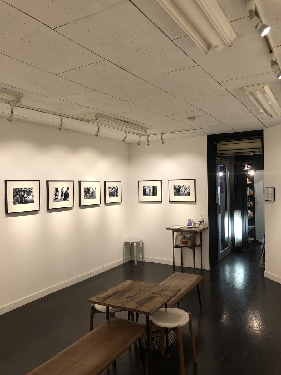 InfoJunktion's tweet image. サードディストリクトギャラリーでは牟田義仁写真展「copypasta」が2月8日（日）まで会期中無休で開催中です。
個の眼差しからカメラの視野を解放する、ノー・ファインダー撮影のストリート・スナップショットによる写真（史）再考の試み。
是非ご覧ください。
3rddg.com