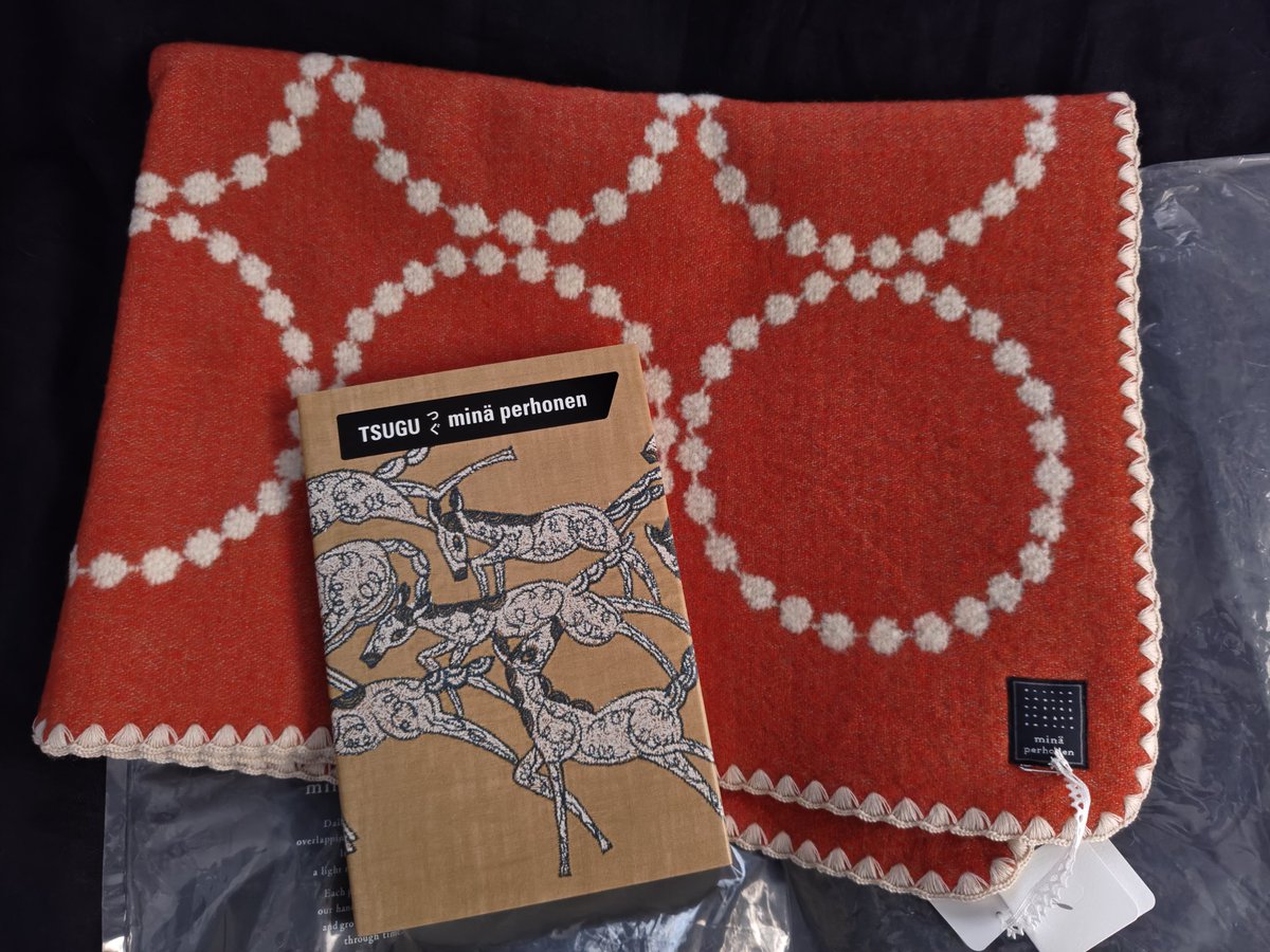 昨日うっかり買ってしまったミナペルホネンのひざ掛け。tambourine柄の