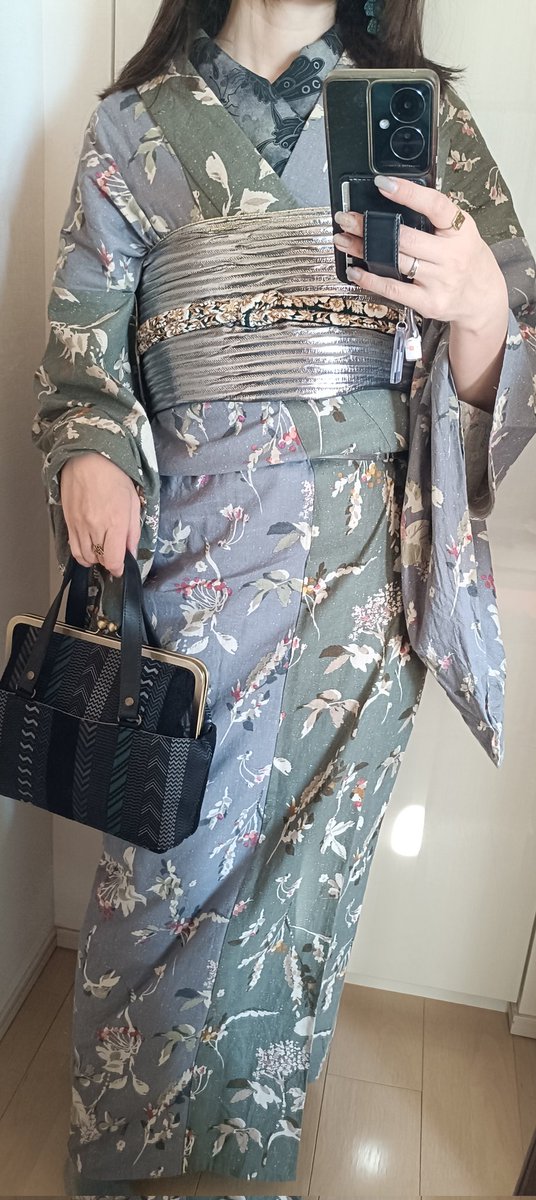 kazuki1006's tweet photo. 突然出かけることになり素早く着た👘
着物 #ミミズクヤ さん
イヤリングは昨日キモノ葉月大塚店さんで買った #conoco さん🦋
帯 #ルミロック さん
半襟 #ヰロハ狐 さん
帯締 #栗梅茶 さん
バッグ #五月堂 さん
ラベルエチュードのニット
楽な装備👘
#かずきもの https://t.co/P9c0lU1oUM