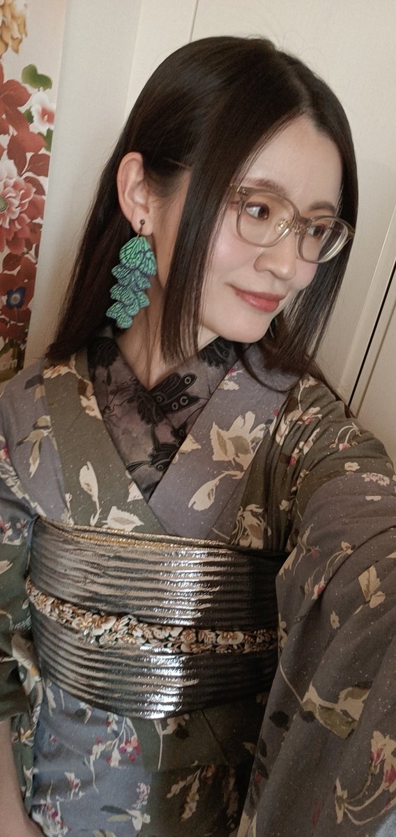 kazuki1006's tweet photo. 突然出かけることになり素早く着た👘
着物 #ミミズクヤ さん
イヤリングは昨日キモノ葉月大塚店さんで買った #conoco さん🦋
帯 #ルミロック さん
半襟 #ヰロハ狐 さん
帯締 #栗梅茶 さん
バッグ #五月堂 さん
ラベルエチュードのニット
楽な装備👘
#かずきもの https://t.co/P9c0lU1oUM