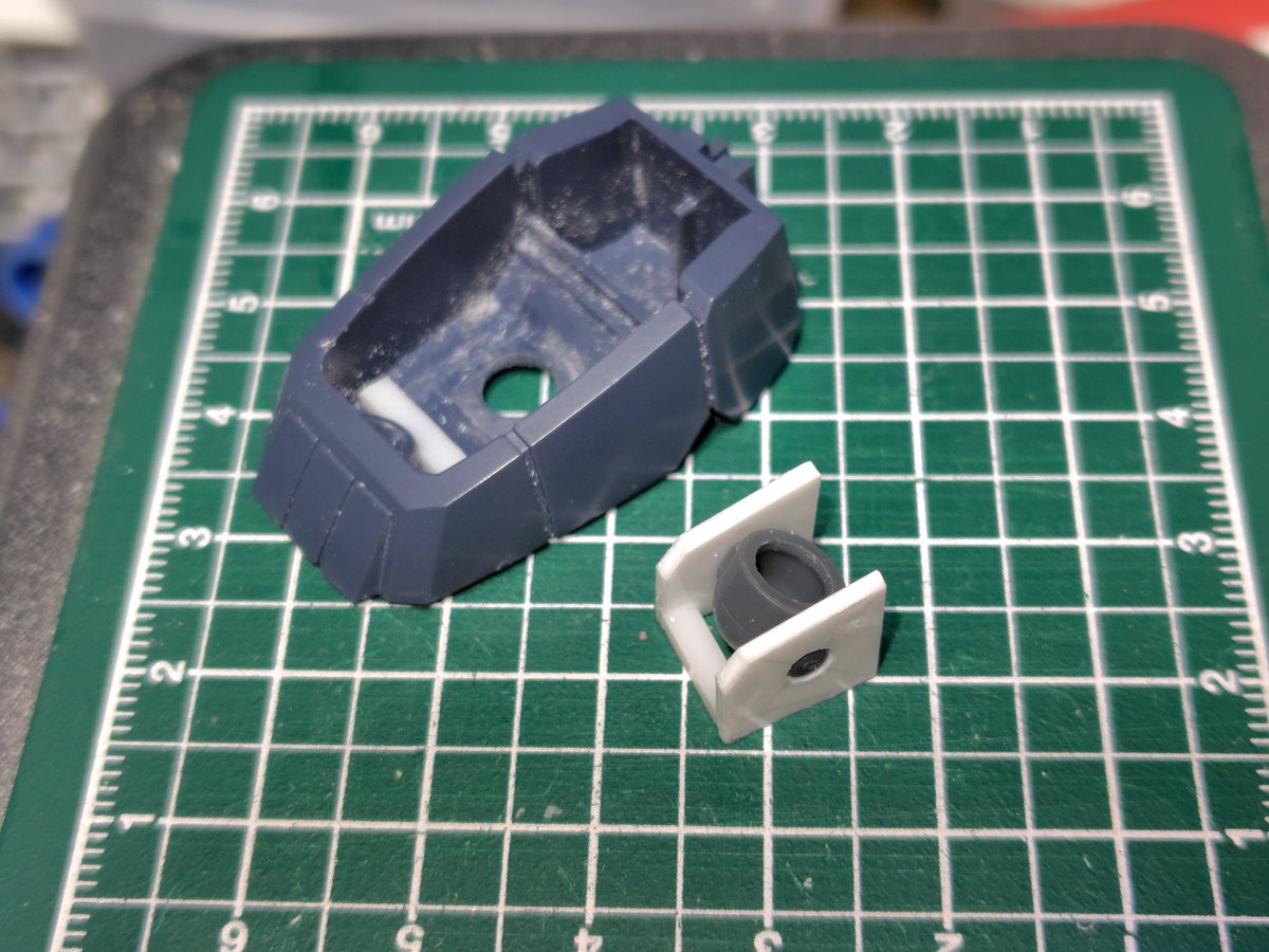 modeler_asei's tweet photo. MaxFactory1/72ダグラム塗装完了です😅

各所のフックだけ削ってコの字プラ棒を付けました。
足にもポリキャップを入れ込んで安定させました。
あとはデカール貼りです。 https://t.co/OwsZxvpaFP