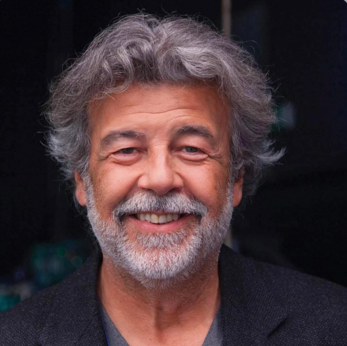itsmeback_'s tweet photo. Prof. Roy De Vita
#Trump ha aperto un’inchiesta per le mazzette per il vaccino #Covid 
L’inchiesta ha nel mirino la presidente della commissione europea, Ursula Von der Leyen  il ceo (amministratore delegato) di Pfizer Albert Bourla, per le trattative che sono intercorse tra loro per l’acquisto di un numero spropositato di dosi vaccinali. Esattamente 900 milioni di dosi acquistate più un’opzione  per acquistarne ulteriori 900 milioni. Il tutto per un valore complessivo di oltre 35 miliardi di euro. Questo acquisto, e l’intero accordo, è stato negoziato e definito esclusivamente da Bourla e dalla Von der Leyen , senza passaggi ufficiali di commissioni o di parlamento,  ma solo attraverso  una serie di messaggi intercorsi tra loro e mai resi pubblici. Questa assoluta mancanza di trasparenza ha suscitato reazioni accese a più livelli con conseguenti azioni legali. Un tribunale belga ha depositato una denuncia penale contro la Von  der leyen e il New York Times , nonostante sia un quotidiano di propaganda quindi schierato sullo stesso versante, ha inaspettatamente citato in giudizio la commissione europea sostenendo che abbia l’obbligo legale di rendere pubblici quei messaggi. Sulla mancata trasparenza riguardante i contratti per l’acquisto dei vaccini va detto che la commissione ha già perso una causa e sarà oltre modo interessante   vedere cosa  accadrà con la denuncia del NewYork Times ma soprattutto sarà interessante assistere agli sviluppi dell’azione del presidente Trump, che siccome fa e decide cose che non piacciono alla sinistra viene dipinto come un pericoloso soggetto  autoritario, mentre è solo un signore che sta mantenendo le promesse fatte in campagna elettorale.