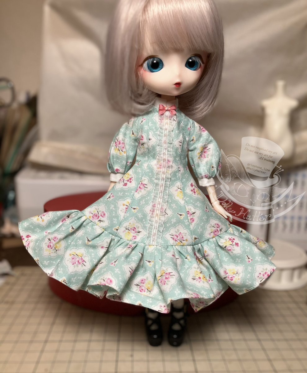 bloomサイズのお洋服の試作をしていました。
型紙を色々変えてみた（写真2・3）のですが、最終的に結局、前に作った型紙をブラッシュアップする形に落ち着きました。
同じ生地で、1/12はいつもの定番ワンピースも作りたいなと思います〜
#ハルモニアブルーム 
#Harmoniabloom