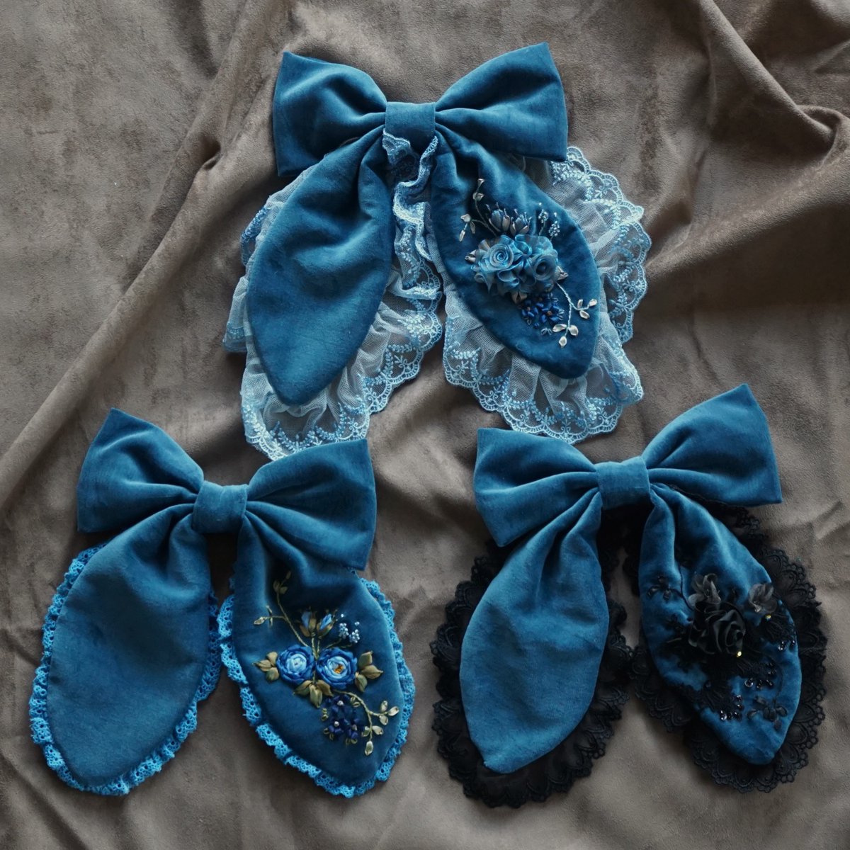 ロマアラ新作① 「青い別珍の大きなリボン」 重厚感のある別珍生地が