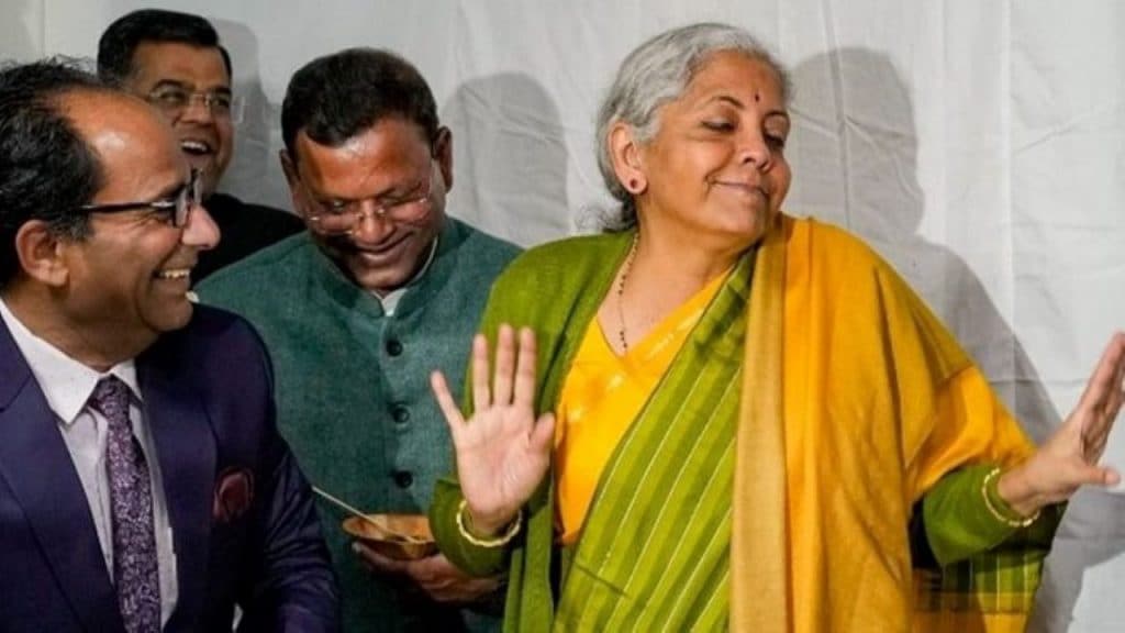 क्रिप्टो पर 30% टैक्स + 1% TDS वही पुराना...
सरकार बोली: "होल्ड करो भाई, लेकिन हमारी जेब में होल्ड हो जाओ!" 📉🔥

#Budget