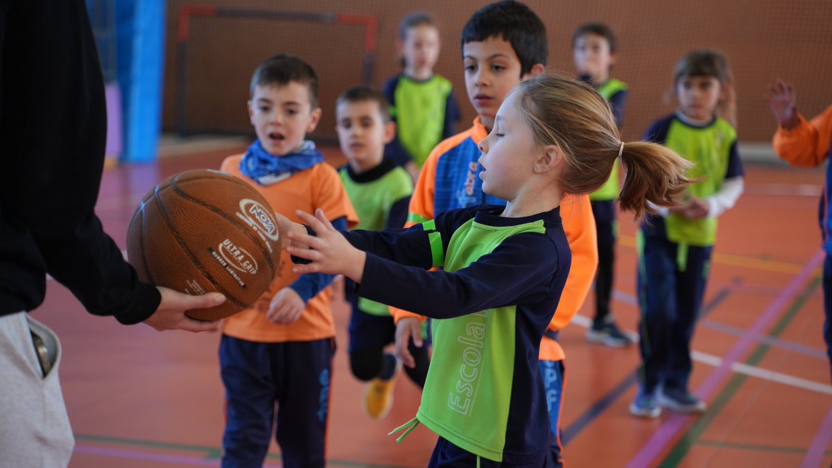 📸⚽ Ja teniu disponible el recull fotogràfic de la Trobada de Polis Prebenjamí!

🙌 Una gran jornada plena d’esport, diversió i valors, celebrada el dissabte 31 de gener al Pavelló dels Maristes Igualada.

👉 Mira totes les fotos aquí: tuit.cat/5s3yE