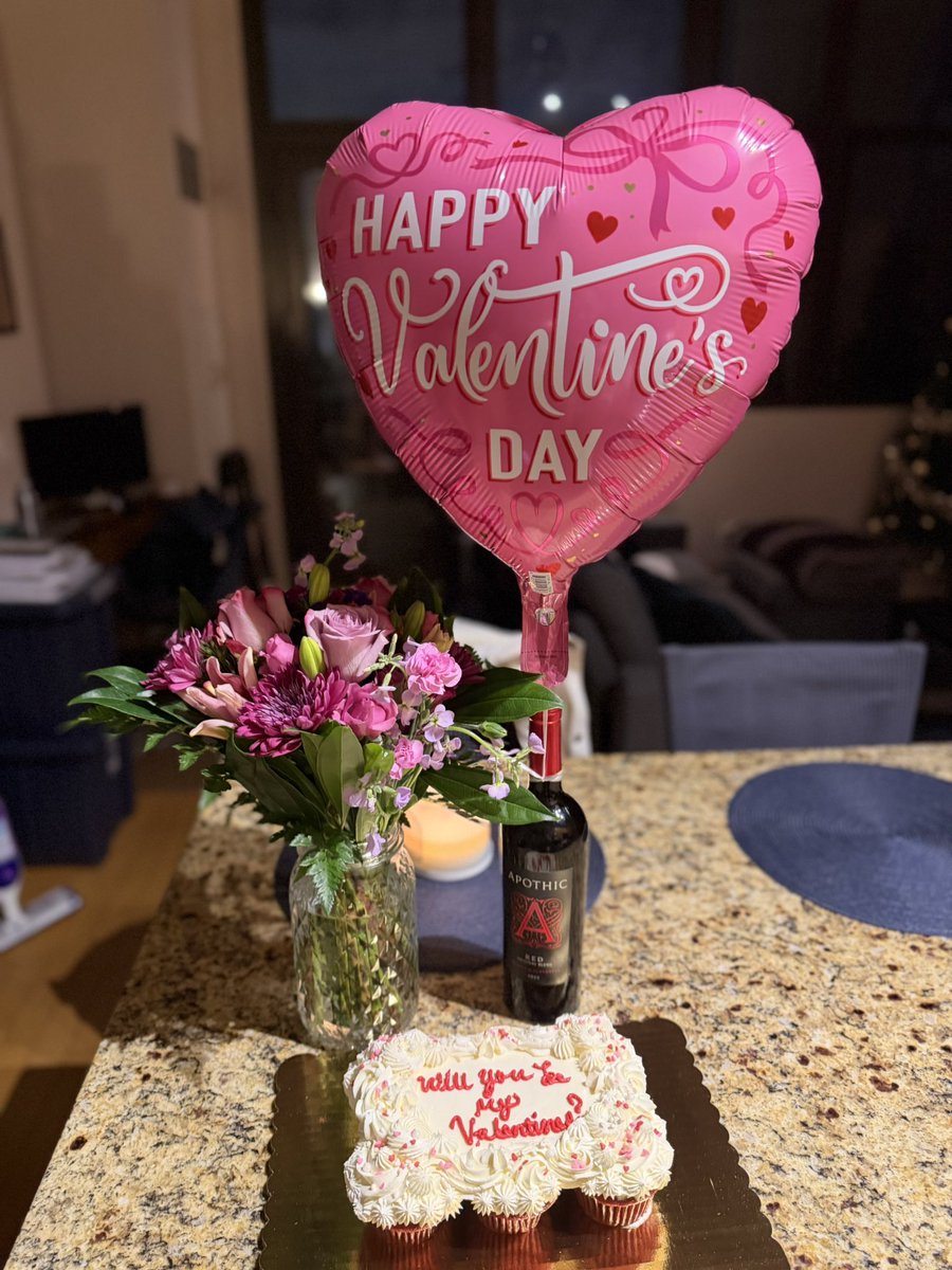 WavyPresident's tweet image. Dating a lover boy never gets old.