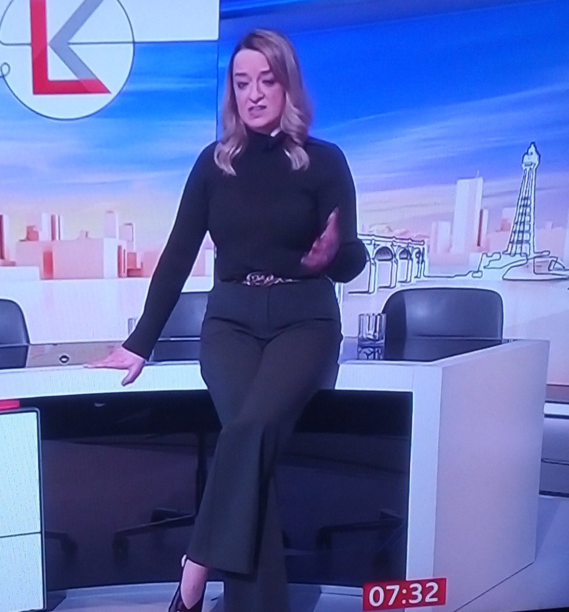 backsideviews's tweet image. Seat on the desk 🍑