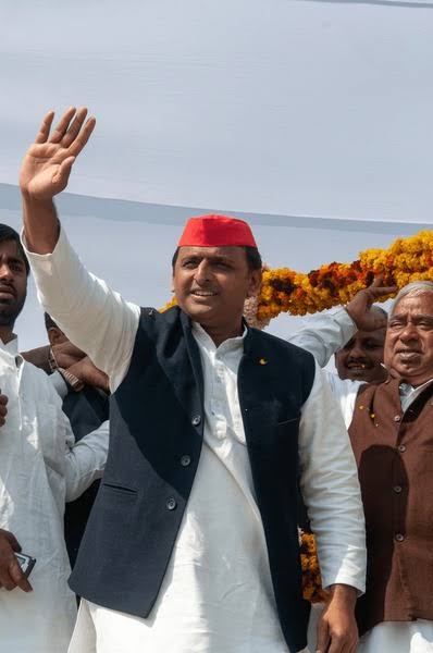 jankaafila's tweet photo. 2. एक कहानी ऐसी भी

यूजीसी के समर्थन में बोलने के लिए पिछड़े, अति-पिछड़े और दलित वर्ग के लोग अब अखिलेश यादव और तेजस्वी यादव को ��ोज रहे हैं कि ये नेता, जो सामाजिक न्याय की पार्टियों से आते हैं, इस मुद्दे पर क्यों नहीं बोल रहे हैं।
सच यह है कि ये दोनों ही सामाजिक न्याय की पार्टियों के नेता हैं। सामाजिक न्याय के मुद्दों पर जितना खुलकर और स्पष्ट रुख तेजस्वी यादव और अखिलेश यादव ने लिया है, उतना उत्तर भारत में किसी भी नेता या पार्टी ने नहीं लिया। तेजस्वी यादव ने जातिगत सर्वेक्षण कराया, आरक्षण की सीमा बढ़ाकर 65% की। ओबीसी/एससी/��सटी के हर मुद्दे पर उन्होंने आवाज़ उठाई।

लेकिन जब चुनाव आता है, तो आज जो लोग अखिलेश यादव और तेजस्वी यादव को पुकार रहे हैं, वही लोग उन्हें केवल यादवों और मुसलमानों का नेता बताने लगते हैं। कोई अनुप्रिया पटेल को देखकर वोट दे देता है, जो सामाजिक न्याय के मुद्दों पर चुप रहती हैं। कोई ओमप्रकाश राजभर को देखकर वोट देता है, जो सामाजिक न्याय के सवालों पर मौन रहते हैं। कोई चिराग पासवान को देखकर वोट कर देता है, जो ओबीसी/एससी/एसटी के ��ुद्दों पर चुप रहते हैं। कोई जीतन राम मांझी को देखकर वोट करता है, जो दलितों पर कितना भी अत्याचार हो, चुप रहते हैं। कोई नीतीश कुमार को देखकर वोट करता है, जो ओबीसी/एससी/एसटी के मुद्दों पर मौन रहते हैं।

ये सभी लोग सत्ता में भी रहते हैं, खुद को सामाजिक न्याय का नेता भी बताते हैं, लेकिन यूजीसी के सवाल पर चुप हैं।
तो फिर आज गुहार सिर्फ अखिलेश यादव और तेजस्वी यादव से ही क्यों?

जिन नेताओं को आपने वोट देक�� सत्ता में बैठाया है, उन्हें भी बुलाइए। उन्हें भी कुछ आवाज़ उठाने दीजिए, उन्हें भी कुछ काम करने दीजिए।
@yadavakhilesh @yadavtejashwi
