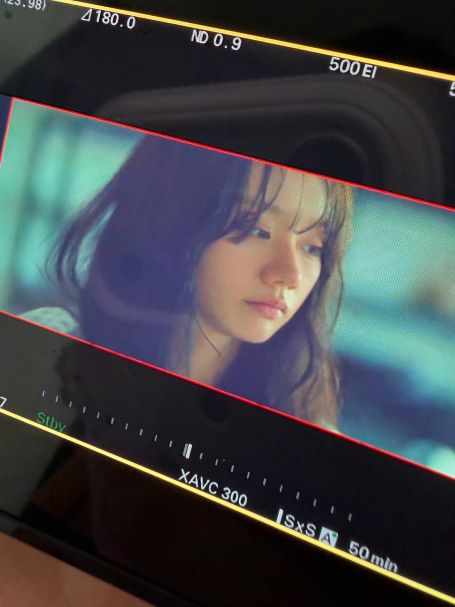 The makeup team tried to tone down Hyeri’s visuals to fit Yi-Jae’s character… and somehow she still looks so pretty 😭