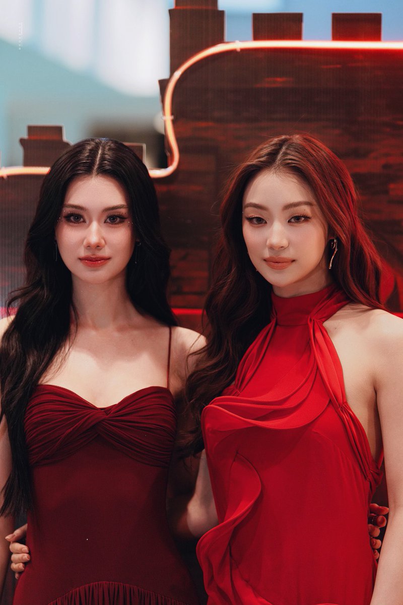 HOW CAN SOMEONE LOOK THIS HOT

LENAMIU 1ST FAN MEETING
#LENAMIUBorn2Shine