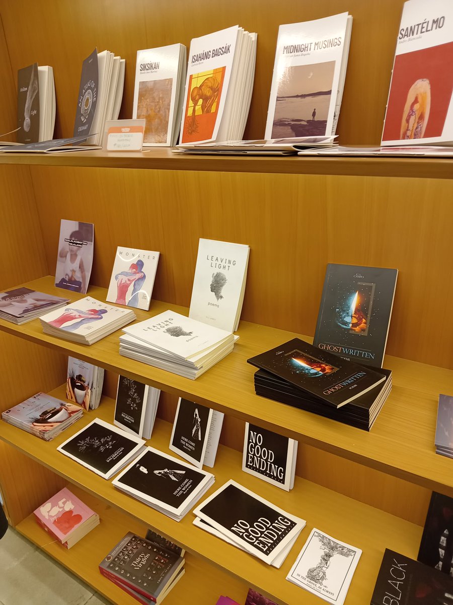 rayjideguia's tweet image. nakilatag ng kaunting kopya ng mga zines ko sa PS One Ayala Reads ng Packing Sheets, sa The Stacks. 

salamat kay @rainbowpeejay ✨️