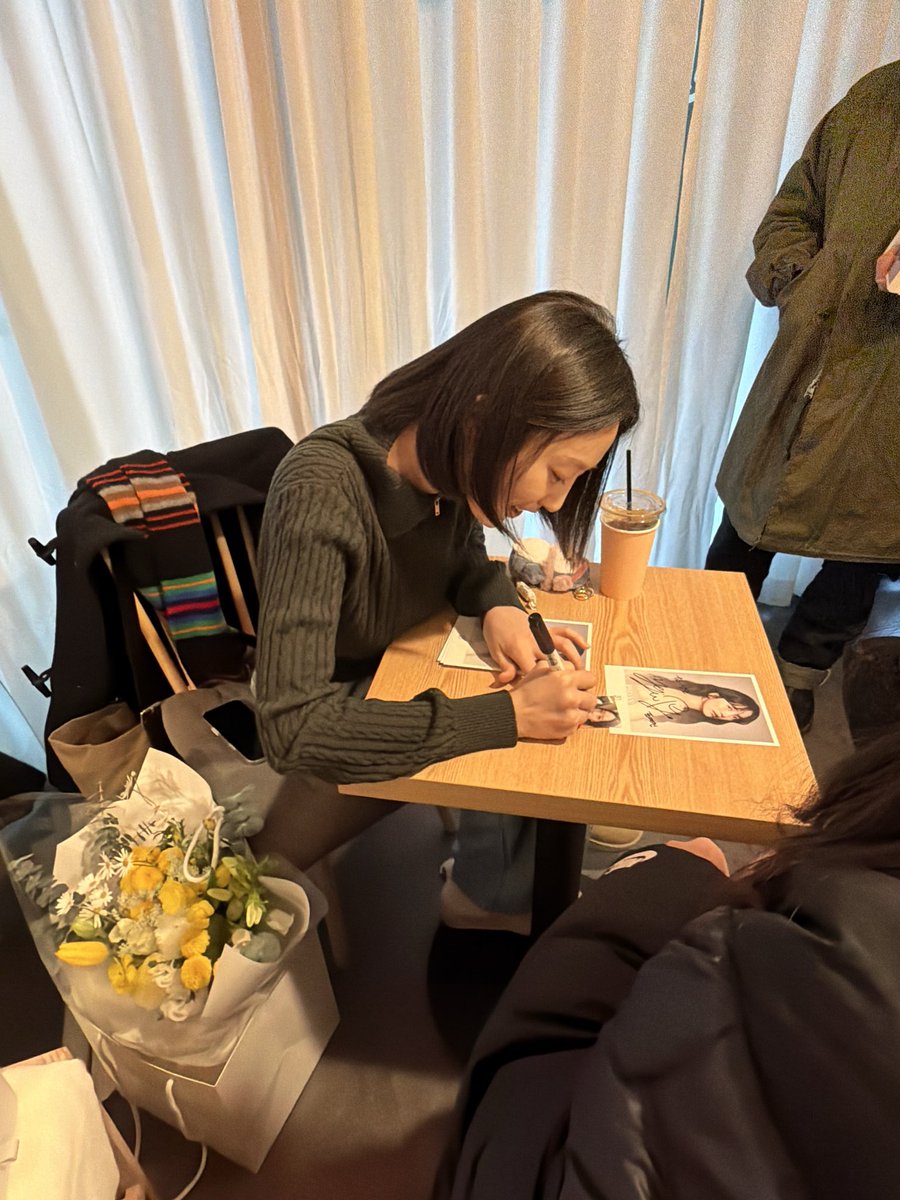 pyoyedung0203's tweet photo. 배우님이 오신 팬분들께 한명한명 모두 싸인과 셀카 찍어주셨습니다!

팬서비스 최고🤍🫶🏻 https://t.co/BJRzmtO9Yq