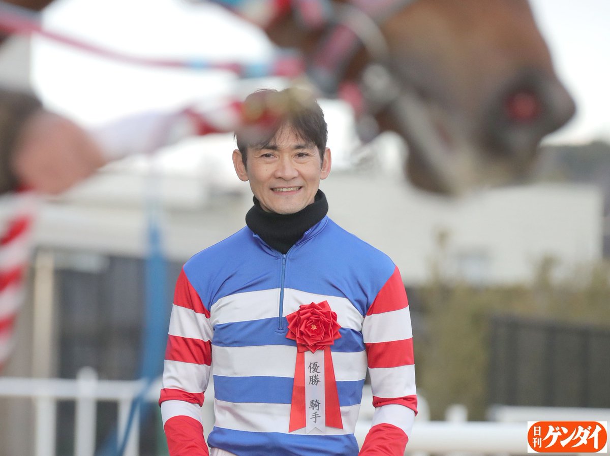 gendai_keiba's tweet image. 太宰啓介騎手、ニコニコ顔での勝利インタビューに。
「（西園正都調教師には）ずっとお世話になっているので、最後にいい結果を出せて良かったです」
優しいお人柄が出ていました。
#太宰啓介 #騎手 #ＪＲＡ
#フィオライア #シルクロードＳ