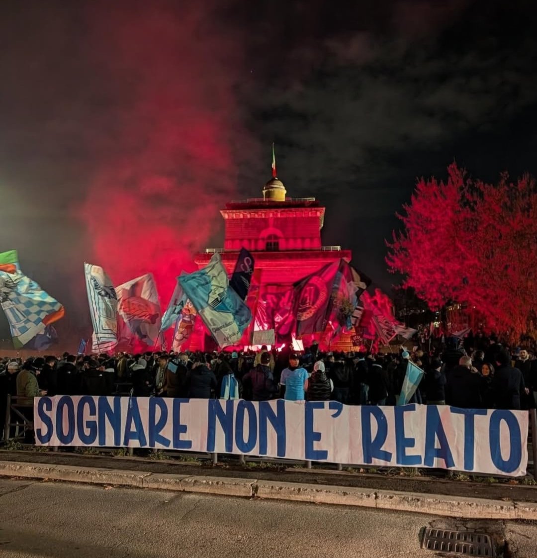 Madessl95's tweet photo. Puoi togliere i Laziali dalla Lazio,ma non toglierai mai la Lazio ai Laziali! #curvanord #maledettilaziali #testaecuore #VendiEVattene https://t.co/6UXEaXH7An
