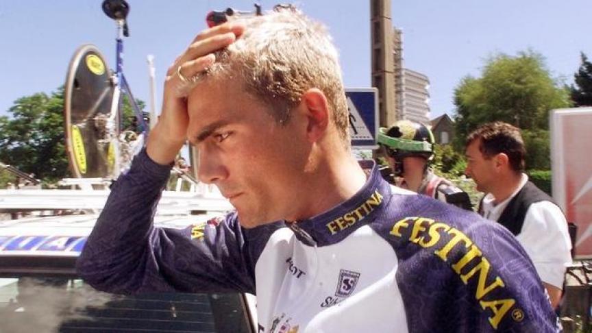 ELequartie's tweet photo. Comment masquer les contrôles capillaires en 4 photos ? 🫣
Point bonus : avoir le soutien indéfectible de l'@UCI_cycling ☑️ https://t.co/iNibhlK2s2
