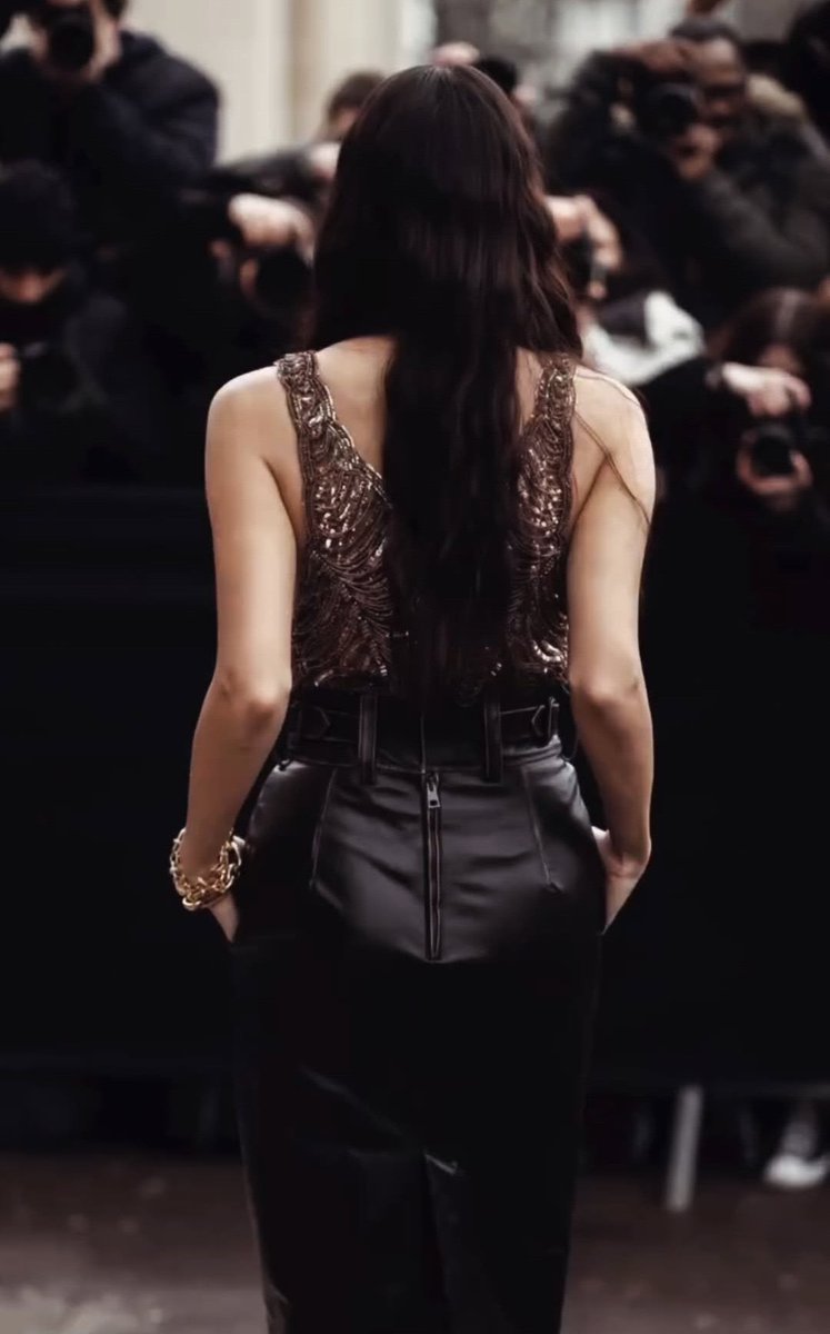 On beş yaşındaki bir kızdan yirmi altı yaşındaki bir kıza hâlâ Hande seven ve onu her zaman destekleyen biri değil mi bu çok güzel Onu her şeyde hatırlıyorum kelebeklerde bulutlarda mavi renkte ve onu sonsuza dek sevmeye devam edeceğim Günümü mutlu ediyor öpücüklerim
#HandeErçel