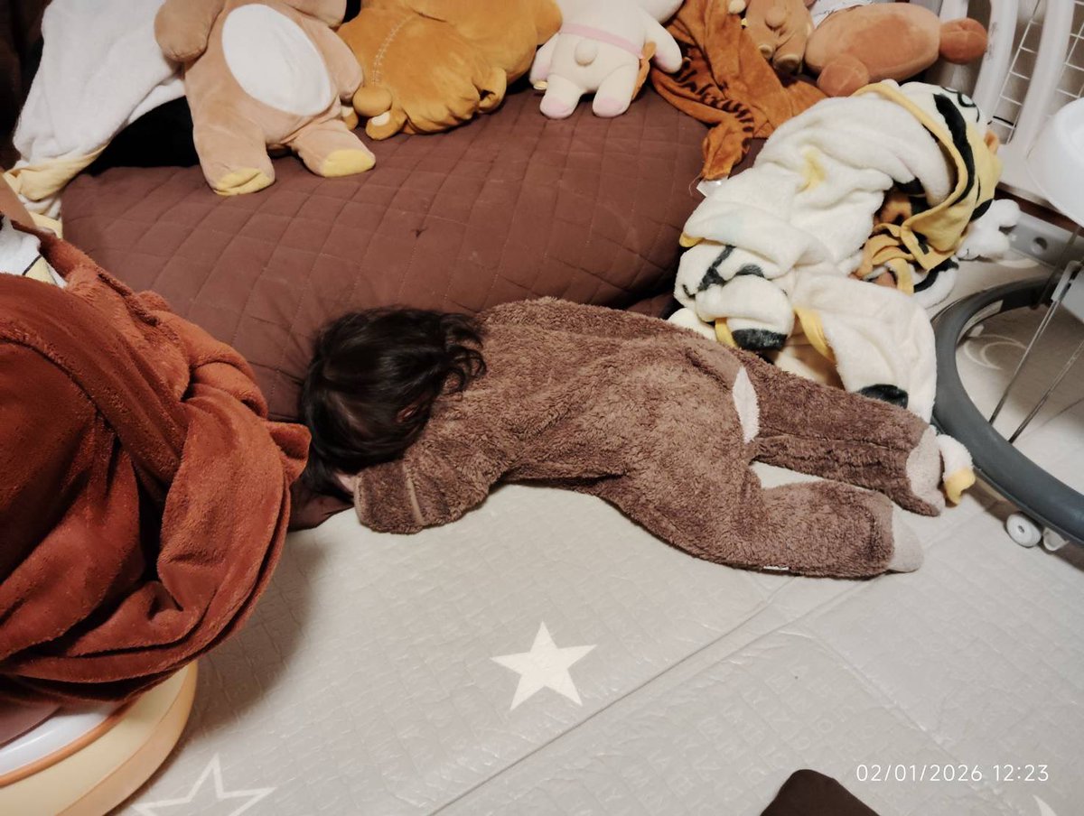 sing_draw_chie's tweet image. おまる成功の報酬はヤクルト！ぷはーっとやったった感がにじみ出ている、マオお兄にゃん。あと８日で3歳！そして、いつのまにか行き倒れるお姫さま😶🩷
#日曜日 #赤ちゃんのいる生活 #成長記録 #2歳 #10ヶ月