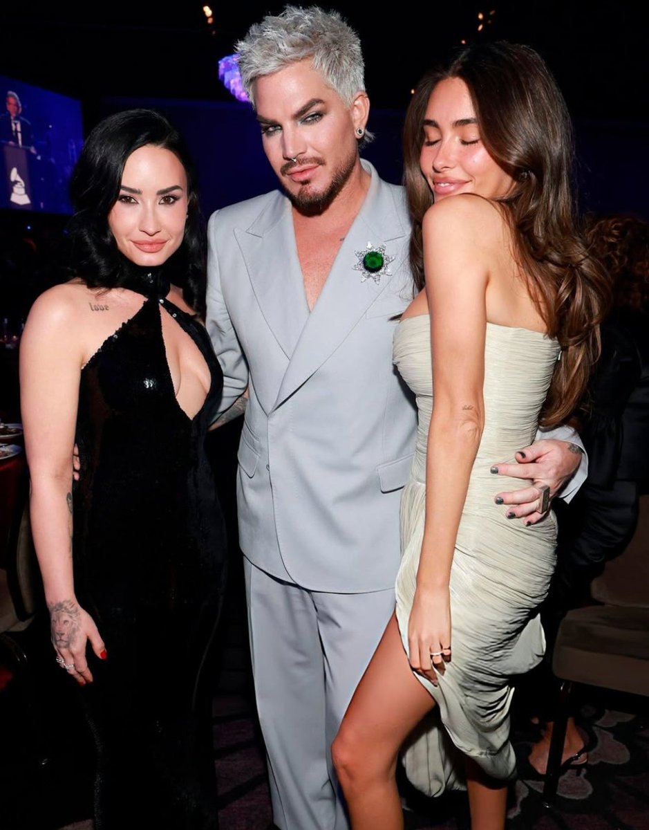 Madison Beer junto a Demi Lovato y Adam Lambert en la Gala de los Pre-#GRAMMYs .