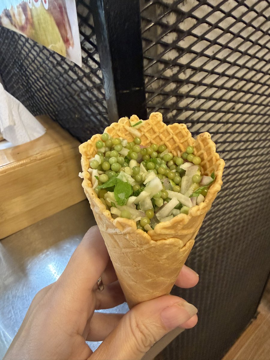 BeautyDiaryNews's tweet image. วันก่อนไปกินข้าวที่เจ๊ไข่ เห็นเมนูแนะนำ ยำไข่แมงดาใส่โคนไอติม เค้าบอก “แซ่บทะลุโคน” นี่เลยสั่ง ตอนแรกนึกว่าได้อันเดียว ได้ 3 อ่ะ ราคาประมาณ285 คือ ไข่แมงดาเยอะมากๆๆๆๆๆๆๆๆ แยกน้ำจิ้มมา
รสชาตินัวๆมันๆเผ็ดๆผสมกับความหวานของโคน(โคตรกรอบ) ก็เป็นอะไรที่แปลกดี แต่ลงตัว…