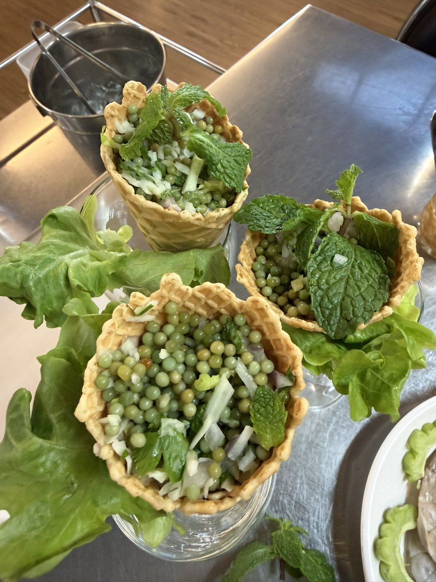 BeautyDiaryNews's tweet image. วันก่อนไปกินข้าวที่เจ๊ไข่ เห็นเมนูแนะนำ ยำไข่แมงดาใส่โคนไอติม เค้าบอก “แซ่บทะลุโคน” นี่เลยสั่ง ตอนแรกนึกว่าได้อันเดียว ได้ 3 อ่ะ ราคาประมาณ285 คือ ไข่แมงดาเยอะมากๆๆๆๆๆๆๆๆ แยกน้ำจิ้มมา
รสชาตินัวๆมันๆเผ็ดๆผสมกับความหวานของโคน(โคตรกรอบ) ก็เป็นอะไรที่แปลกดี แต่ลงตัว…