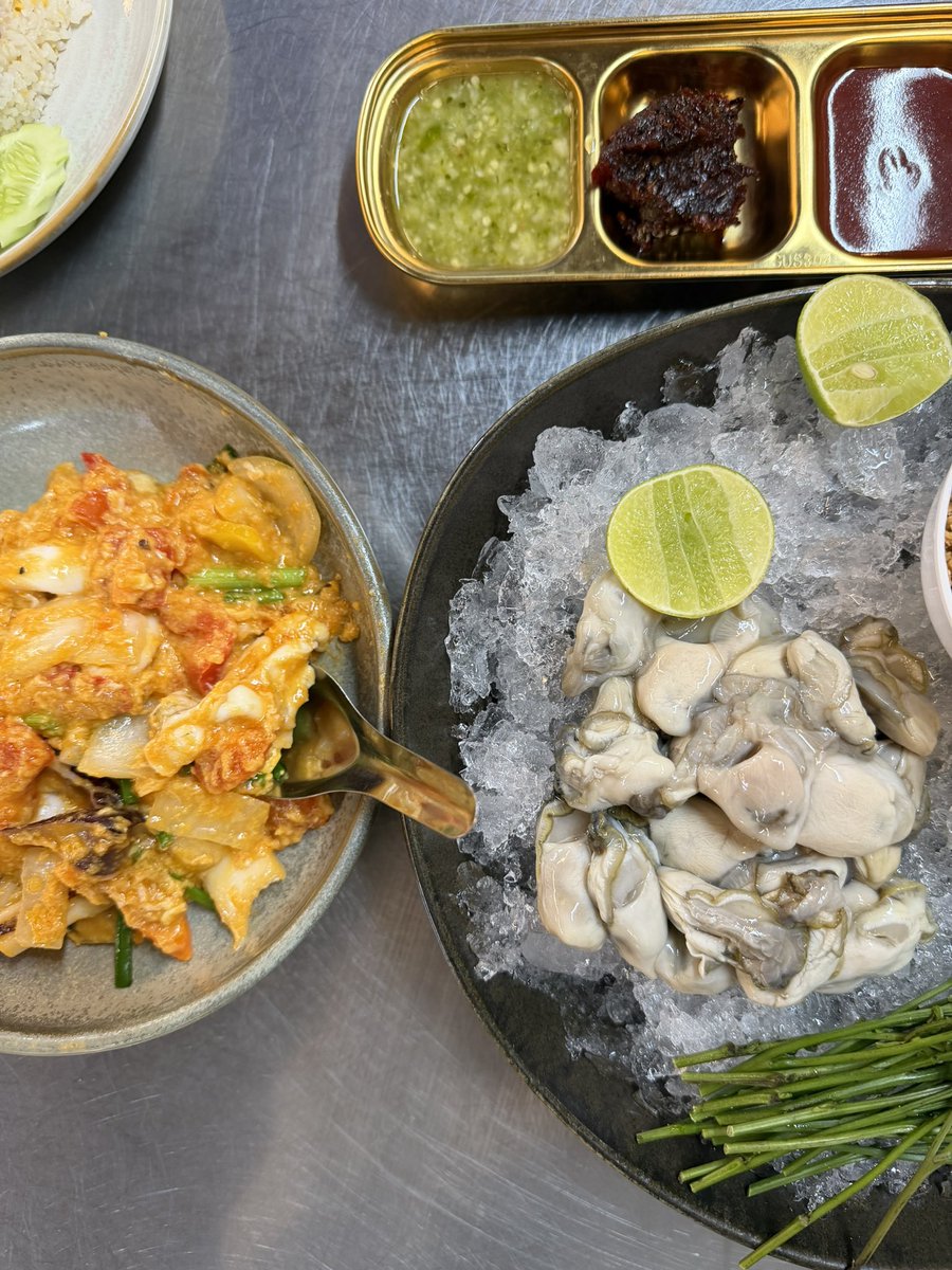 BeautyDiaryNews's tweet image. วันก่อนไปกินข้าวที่เจ๊ไข่ เห็นเมนูแนะนำ ยำไข่แมงดาใส่โคนไอติม เค้าบอก “แซ่บทะลุโคน” นี่เลยสั่ง ตอนแรกนึกว่าได้อันเดียว ได้ 3 อ่ะ ราคาประมาณ285 คือ ไข่แมงดาเยอะมากๆๆๆๆๆๆๆๆ แยกน้ำจิ้มมา
รสชาตินัวๆมันๆเผ็ดๆผสมกับความหวานของโคน(โคตรกรอบ) ก็เป็นอะไรที่แปลกดี แต่ลงตัว…