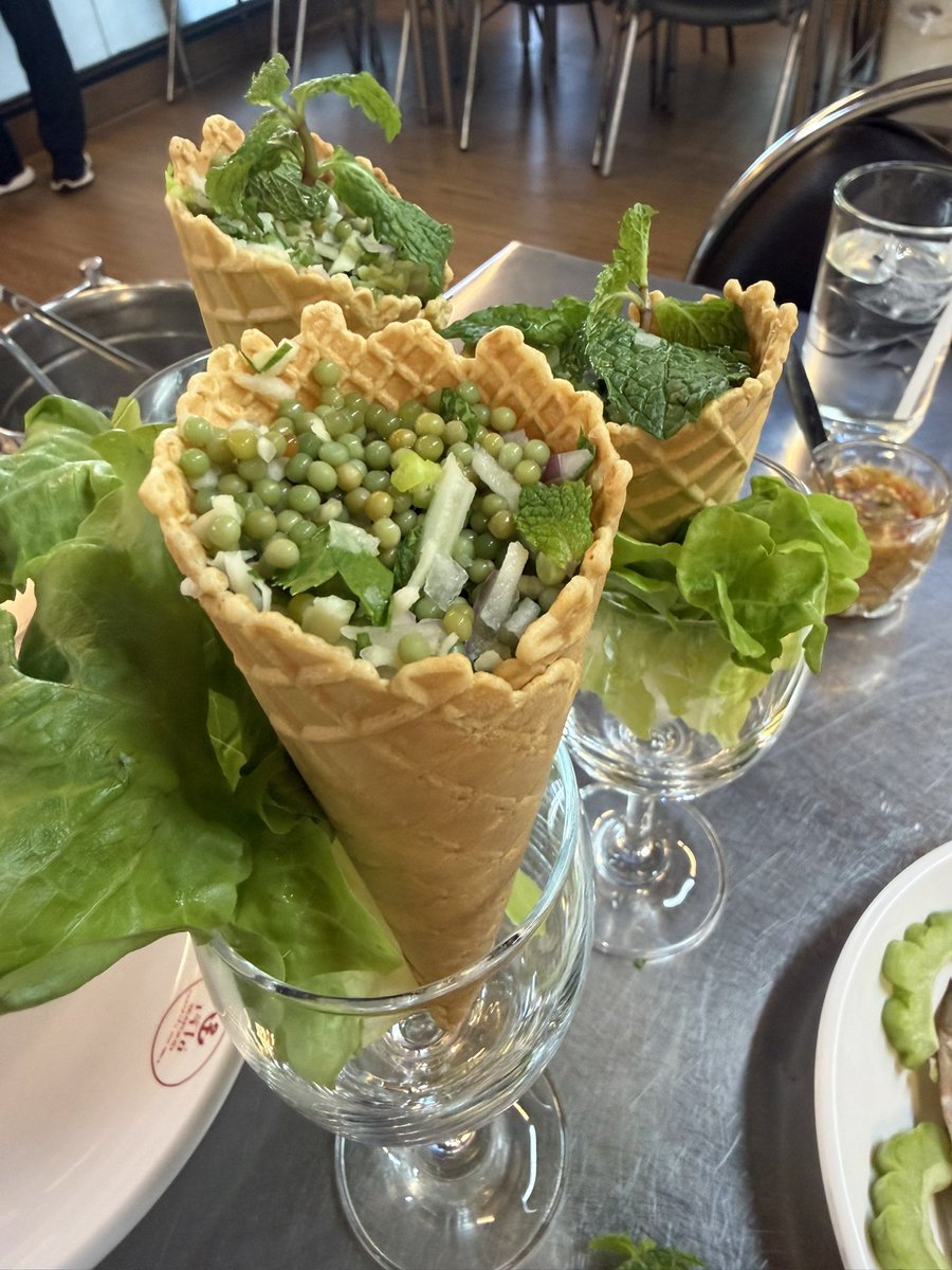 BeautyDiaryNews's tweet image. วันก่อนไปกินข้าวที่เจ๊ไข่ เห็นเมนูแนะนำ ยำไข่แมงดาใส่โคนไอติม เค้าบอก “แซ่บทะลุโคน” นี่เลยสั่ง ตอนแรกนึกว่าได้อันเดียว ได้ 3 อ่ะ ราคาประมาณ285 คือ ไข่แมงดาเยอะมากๆๆๆๆๆๆๆๆ แยกน้ำจิ้มมา
รสชาตินัวๆมันๆเผ็ดๆผสมกับความหวานของโคน(โคตรกรอบ) ก็เป็นอะไรที่แปลกดี แต่ลงตัว…